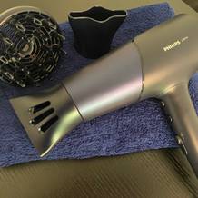 Der Philips 5000 Series Ionen-Haartrockner liegt auf einem Handtuch