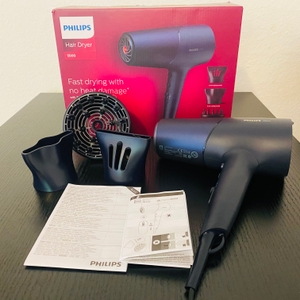 Hier sieht man die Originalverpackung der Philips 5000 Series, das ausgepackte Produkt inklusive Zubehör sowie die Anleitung und Garantiekarte.