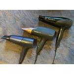 Drei Ionen-Haartrockner liegen nebeneinander.