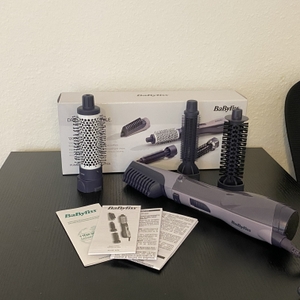 Die Verpackung der BaByliss AS121E Warmluftbürste inklusive Inhalt.