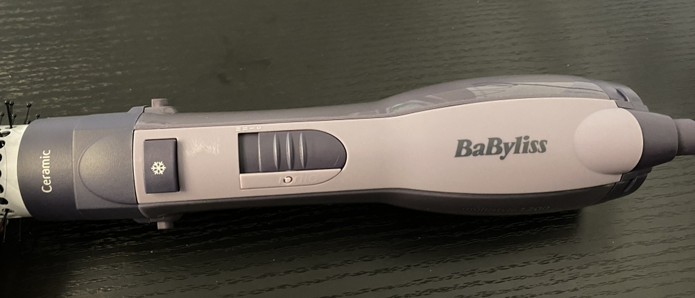Der Griff der BaByliss AS121E Warmluftbürste in Großaufnahme.