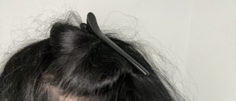 Die mitgelieferten Haarklammern können einfach im Haar verwendet werden.