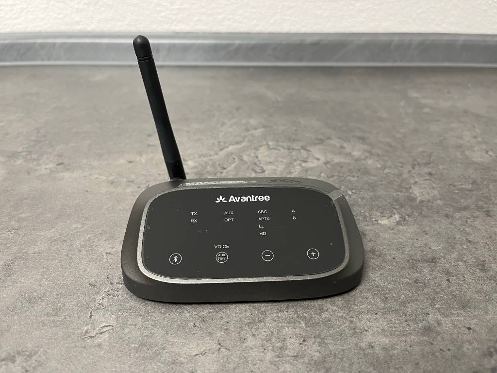 Bluetooth-Sender Klinke auf einer Küchenarbeitsplatte