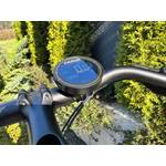 Auf einem Fahrradlenker ist der Cycplus-M2-Fahrradcomputer befestigt