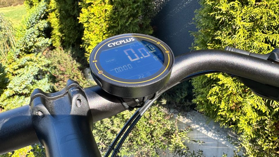 Auf einem Fahrradlenker ist der Cycplus-M2-Fahrradcomputer befestigt