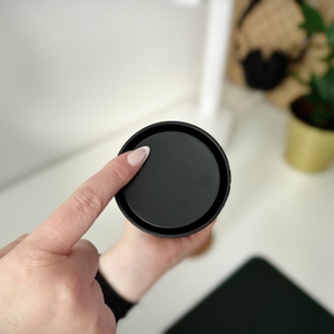 Die Trinköffnung des 720°Dgree-Thermobechers wird in der Küche auseinandergebaut. 