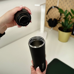 Eine Person hält den Deckel des 720°Dgree-Thermobechers in der einen, den Becher in der anderen Hand.