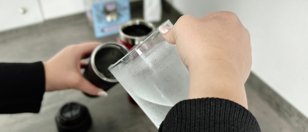 Kaltes Wasser wird in den 720°Dgree-Thermobecher in der Küche gefüllt.