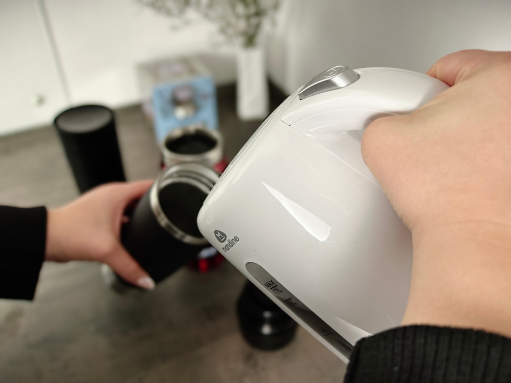 Der Thermobecher Emsa Waves Grande wird in der Küche mit heißem Wasser gefüllt.