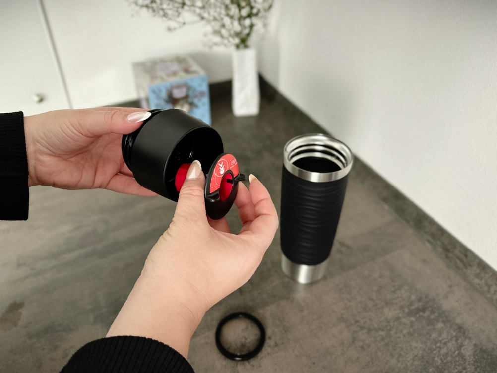 Der Thermobecher Waves Grande von Emsa wird auseinander gebaut.