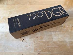 Die schlich-schöne Verpackung der 720-Degree-Flasche.