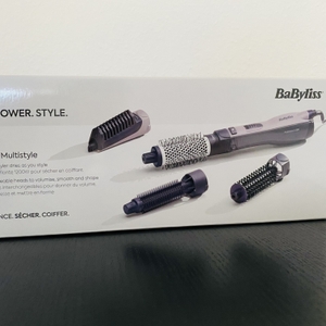 Die Vorderseite der Verpackung der BaByliss AS121E Warmluftbürste.