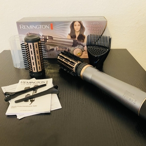 Hier sehen Sie die Verpackung samt Inhalt der Remington AS8811 Warmluftbürste.