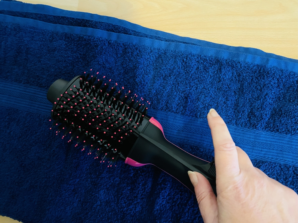 Die Revlon Professional RVDR5222 Warmluftbürste kann mithilfe des mitgelieferten Kamms gereinigt werden.