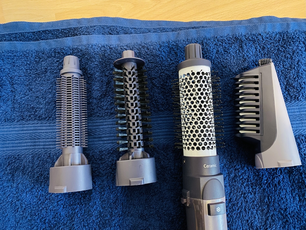 Hier sieht man alle Aufsätze der BaByliss AS121E Warmluftbürste in Großaufnahme.