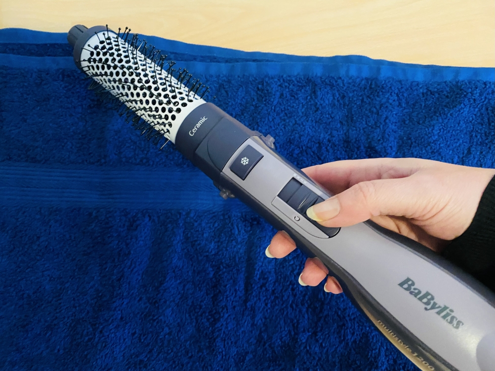 Die BaByliss AS121E Warmluftbürste in Großaufnahme.
