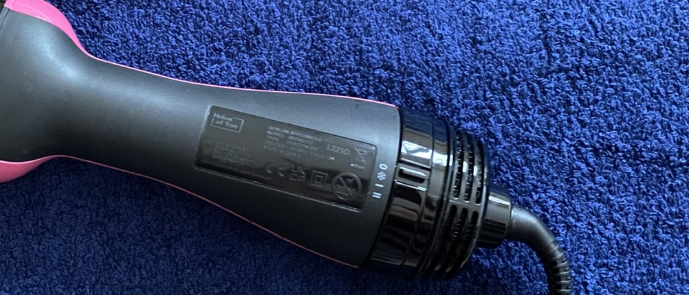 Der Griff der Revlon-Warmluftbürste in Nahaufnahme.