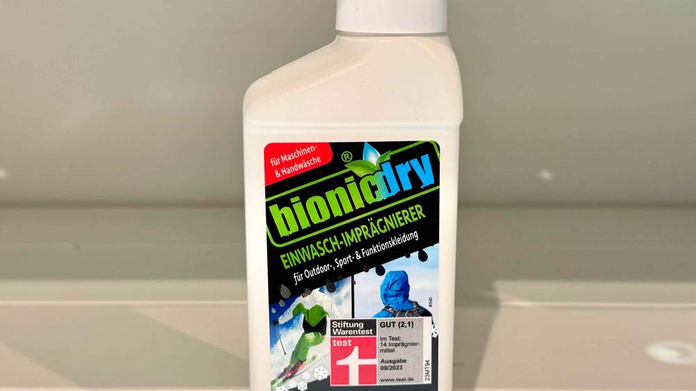 Imprägnier-Waschmittel getestet: Nahaufnahme des Labels auf der Verpackung.
