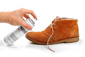 Imprägnierspray wird häufig für Schuhe verwendet.