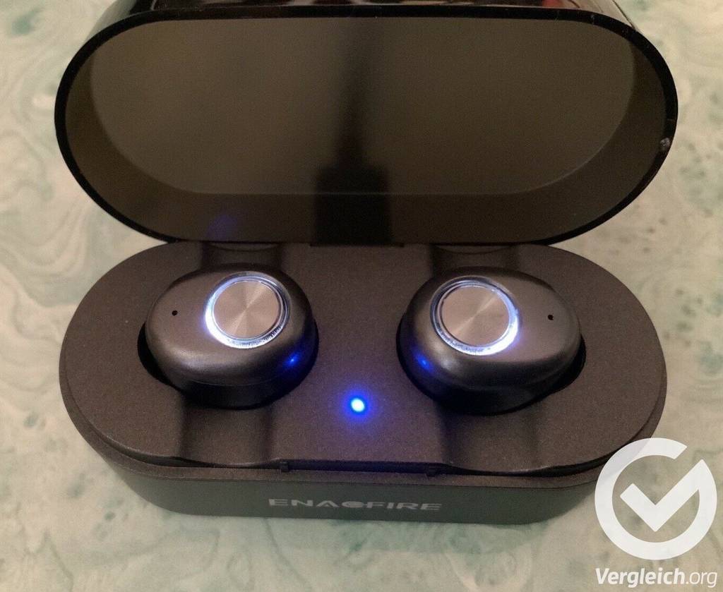 Das Ladecase eines getesteten In-Ear-Bluetooth-Kopfhörers in der Nahaufnahme.