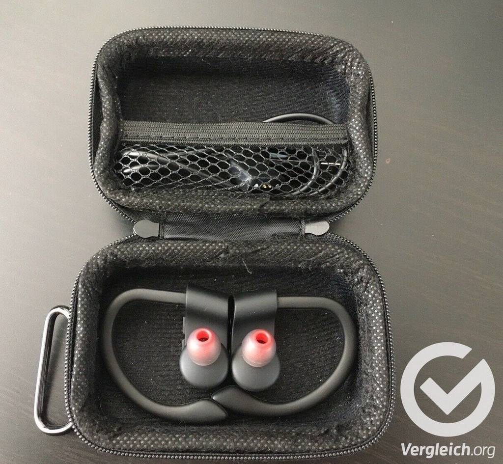 Ein Paar getesteter Bluetooth-Kopfhörer in der offenen Verpackung.
