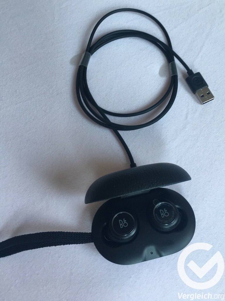 Ladecase und Ladekabel eines getesteten Bang & Olufsen In-Ear-Bluetooth-Kopfhörers.