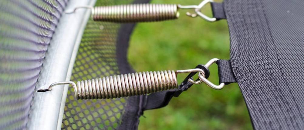 Sprungfedern bei einem Ground-Trampolin. Auch ein In-Ground-Trampolin hat diesen Aufbau.