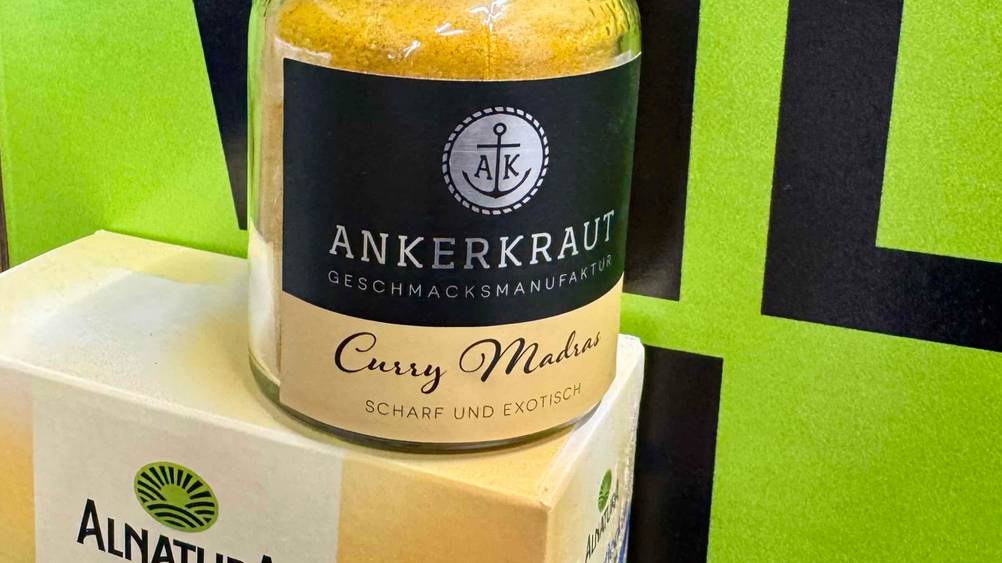 Indische Gewürze getestet: Nahaufnahme des Labels auf dem Glas mit Logo und Artikelbezeichnung.