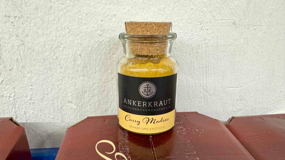 Indische Gewürze getestest: Ein Glas vor einer hellen Wand.