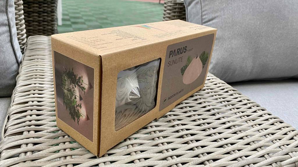 Pflanzenlampen-Test: Blick auf Verpackung von Pflanzenlampen.