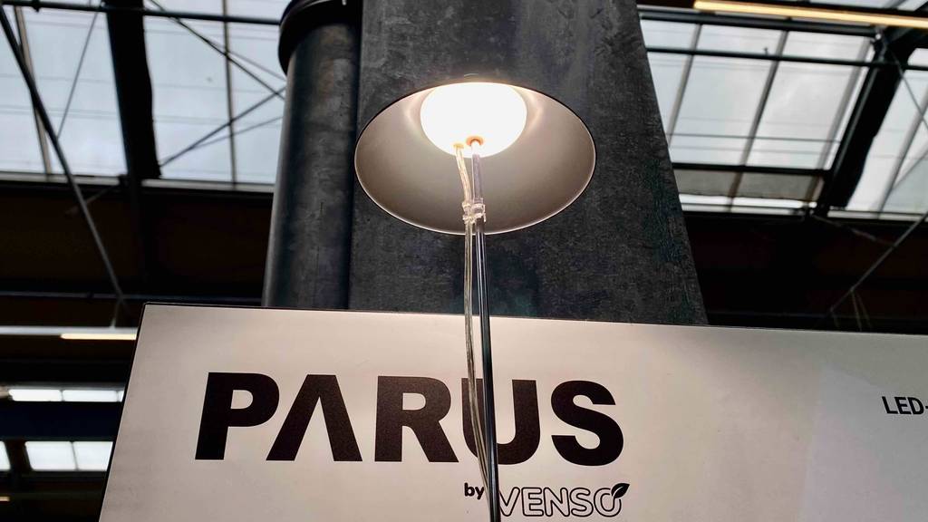 Pflanzenlampen im Test: Blick auf komplette Pflanzenlampe.