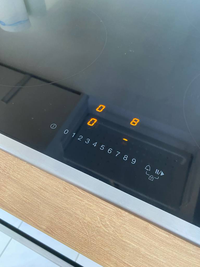 Induktionsherd im Test: Digitales Bedienfeld an der Herdplatte.