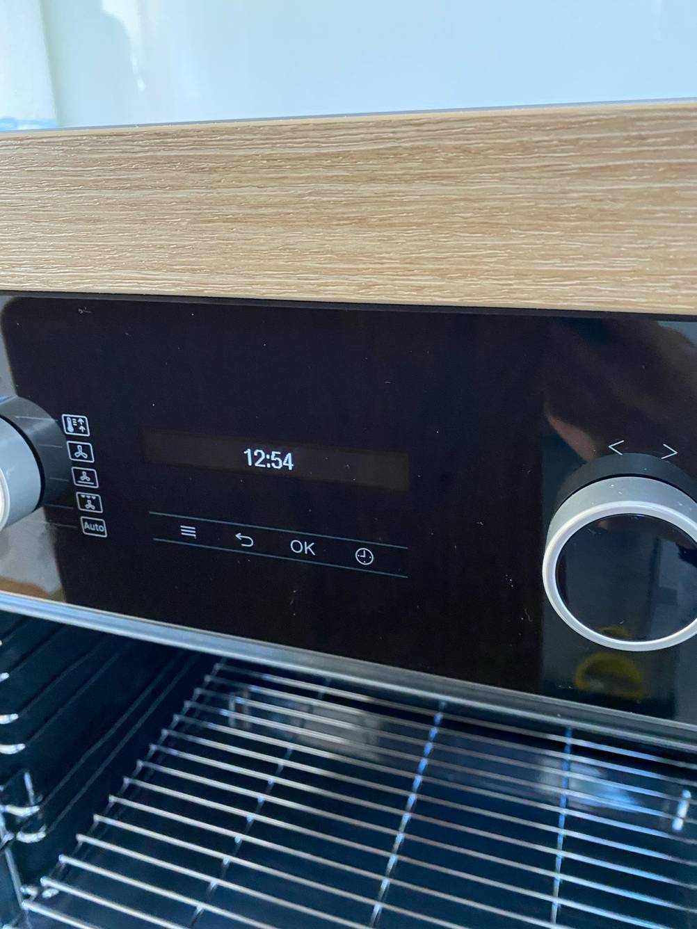 Induktionsherd im Test: Nahaufnahme des Displays des Gerätes mit Uhrzeit.