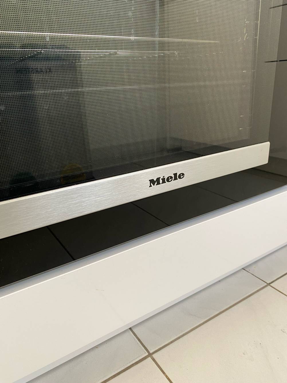 Induktionsherd getestet: Nahaufnahme des Logos von Miele auf dem Gerät.