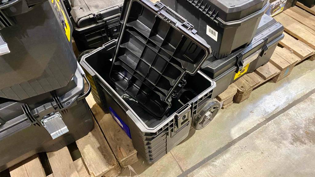 Ein getesteter Werkzeugtrolley steht mit offenem, abgenommenen, inliegenden Deckel auf einer Palette.