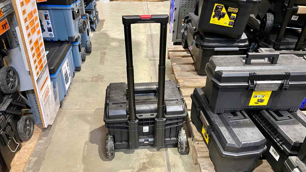 Ein Werkzeugtrolley steht zum Testen in einem Gang mit vielen ähnlichen Produkten.