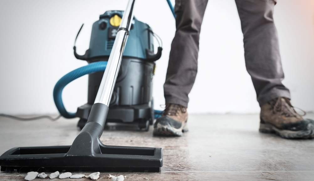 Ein Industriestaubsauger im Einsatz, mit der Düse im Vordergrund