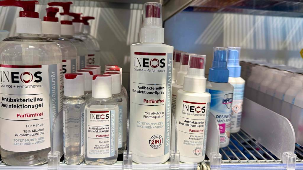 Desinfektionsmittel mit Alkohol im Test: Mehrere unterschiedliche Ausführungen stehen in einem Regal.