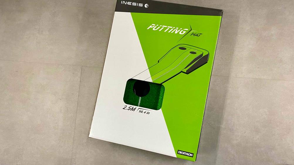 Putting-Matte getestet: Ein originalverpacktes Produkt liegt auf einem beigen Boden.