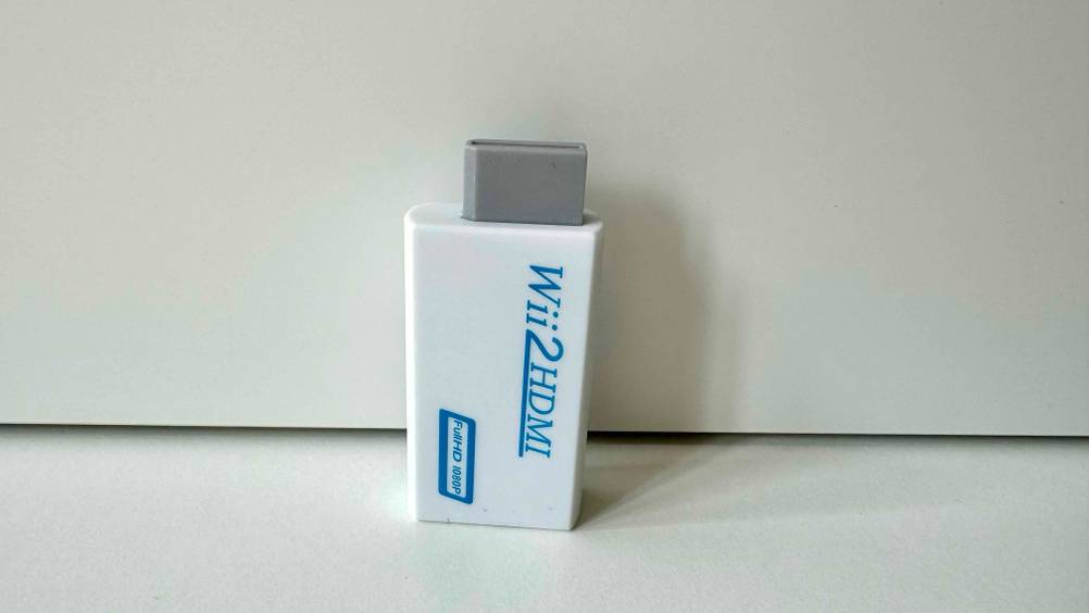 Wii-to-HDMI im Test: Produkt lehnt an der Wand.