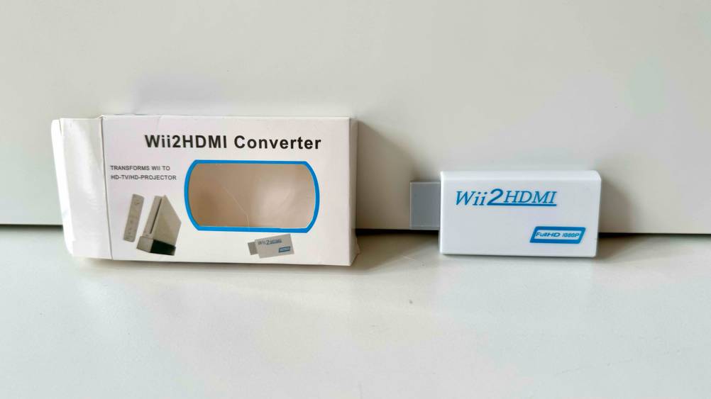 Wii-to-HDMI im Test: Produkt befindet sich neben seiner Verpackung.