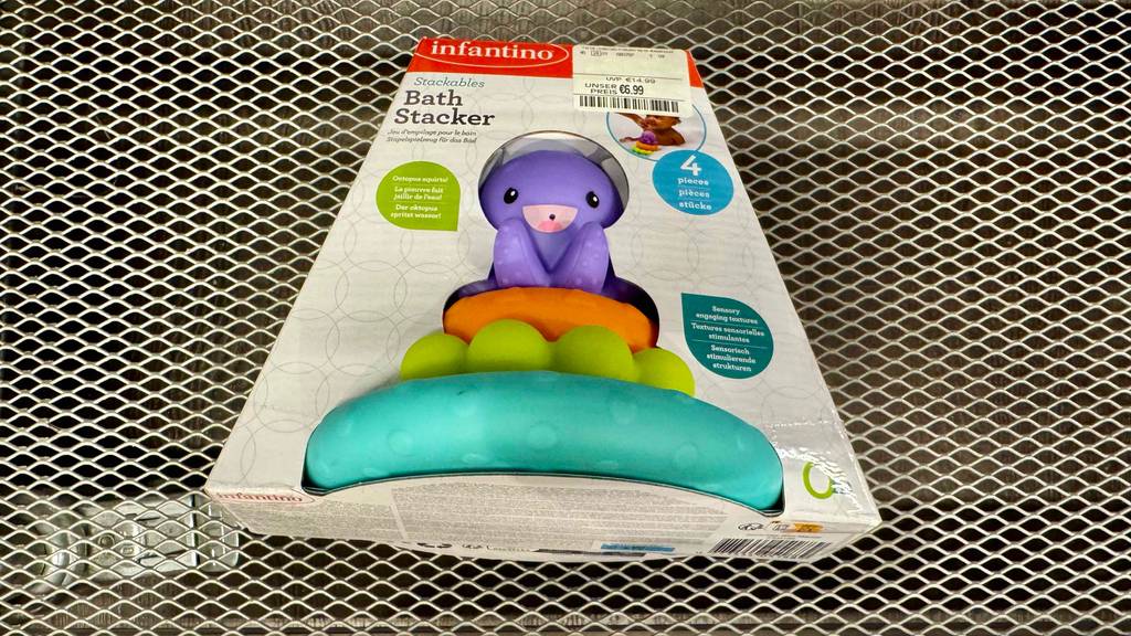 Im Test: Detailansicht eines verpackten Baby-Spielzeugs.