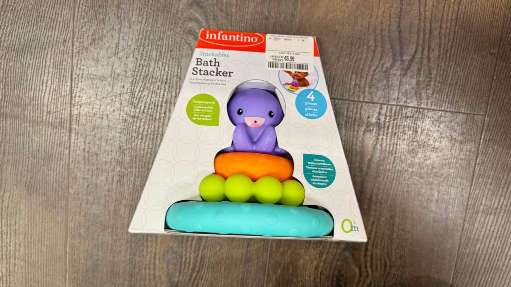 Auf der Verpackung von getestetem Baby-Spielzeug stehen Informationen zu Funktionen.