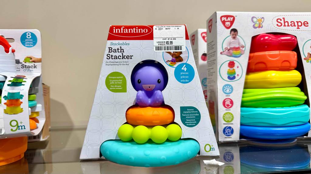 Baby-Spielzeug im Test: Mehrere verschiedene Spielzeuge stehen in einem Regal.