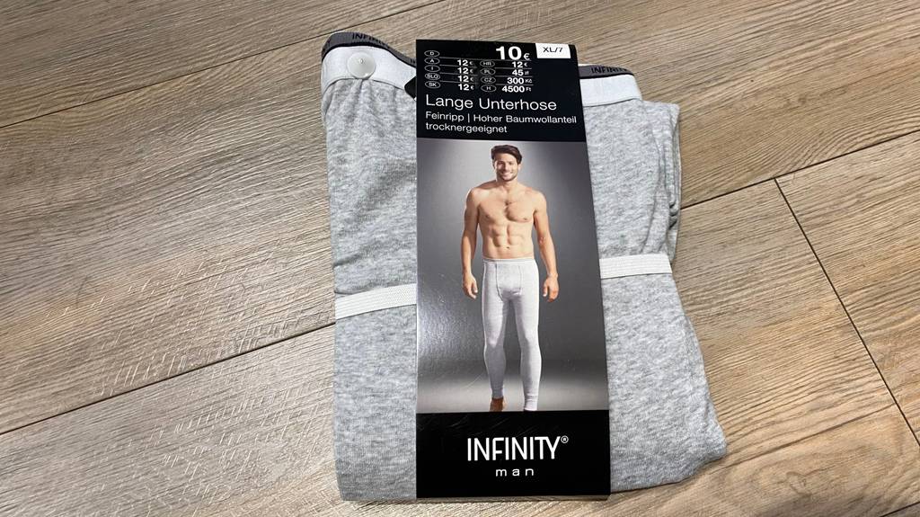 Lange-Unterhose-Herren-Test: Eine für den Trockner geeignete Infinity-Feinripp-Unterhose mit hohem Baumwollanteil liegt auf Holz.