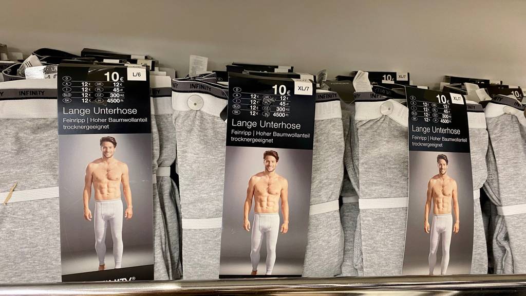 Lange-Unterhose-Herren-Test: Mehrere lange Unterhosen für Herren von Infinity befinden sich in einem hellen Verkaufsregal.