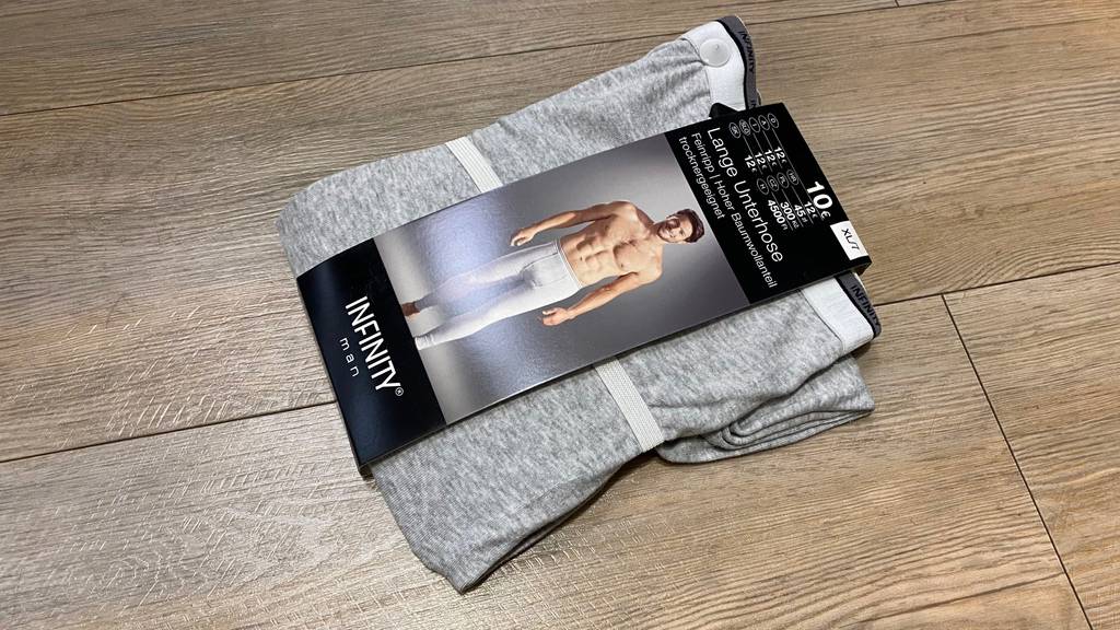 Lange-Unterhose-Herren-Test: Eine Infinity-Unterhose mit hohem Baumwollanteil liegt auf einer Holzfläche.