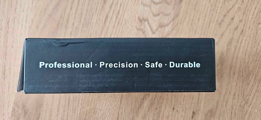 Seitenansicht der Originalverpackung eines Infrarot-Thermometers im Test.