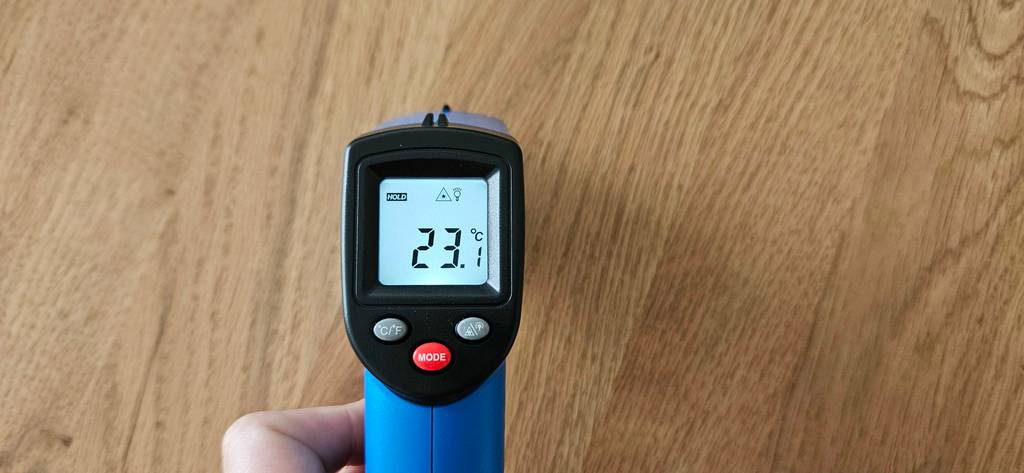 Getestet: Detailansicht des eingeschalteten Displays eines Infrarot-Thermometers.