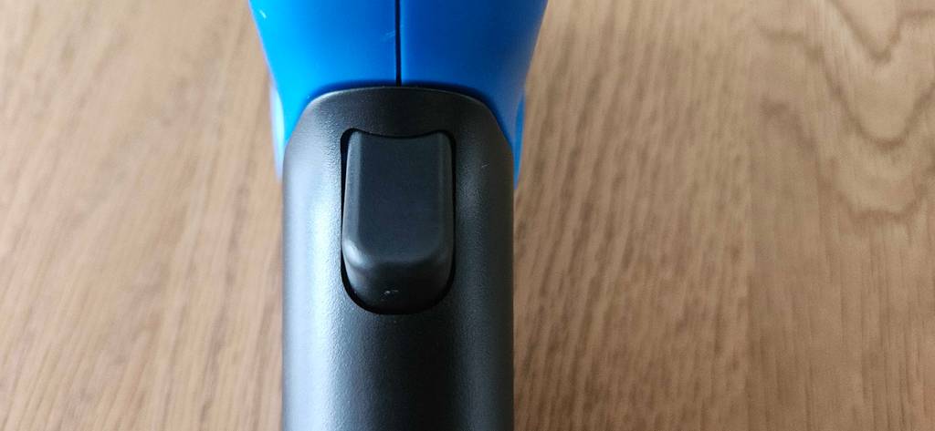Detailansicht der Betätigungstaste eines getesteten Infrarot-Thermometers.
